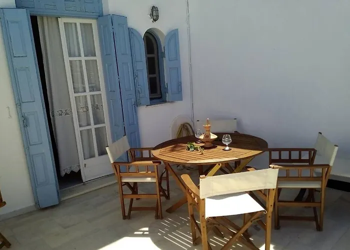 Naxos Castle House شقة *